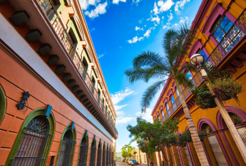 Mexico, Mazatlan, Colorful old city streets in historic city cen