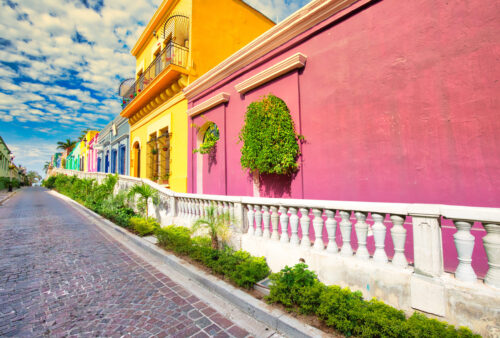 Mexico, Mazatlan, Colorful old city streets in historic city cen